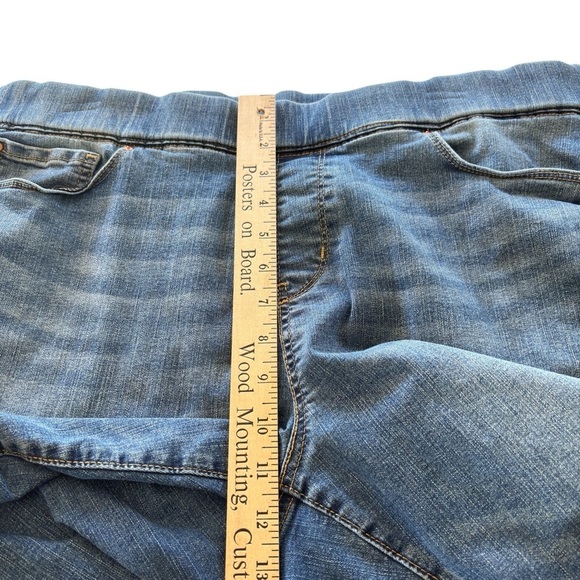 Levi Strauss Slimming Plus Size 20 Bermuda Jean Shorts Pull-on Totally Shaping - Picture 7 of 13